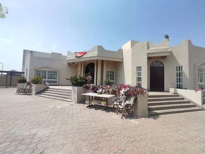 For rent a villa in Al Quoz area in Sharjah  a great location \  corner on two streets