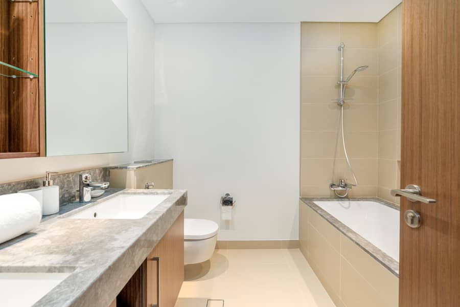 16 Master washroom