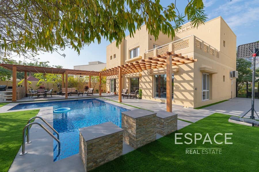 Great Central Location - Exclusive - Private Pool
