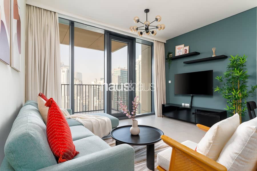 Chic 1BR | Stunning City & Pool View | Central