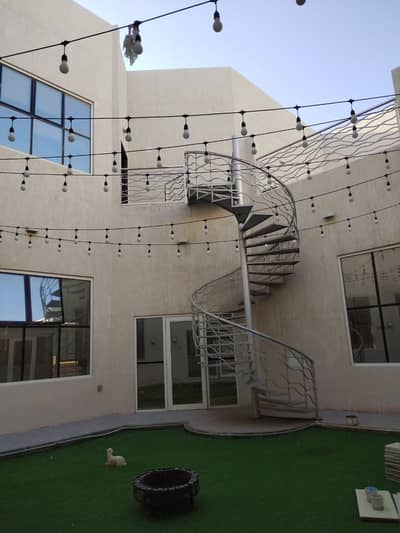 Villa for rent in Al-Raqayeb area, with an area of ​​10,000 feet, with electricity and water