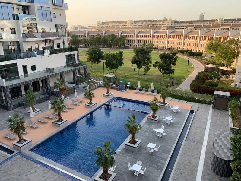 OIA Residence Clear Pool N Courtyard View