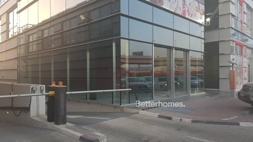Semi Fitted | High Visibility | Sheikh Zayed Road