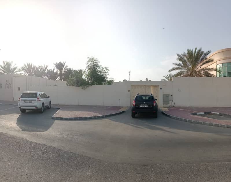 Outstanding property: 3 b/r good quality indep villa + maids room + large garden for rent in Al Wasl.