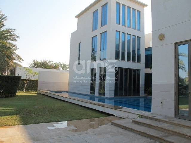 Excellent 4 bedroom villa with private pool and garden available for rent