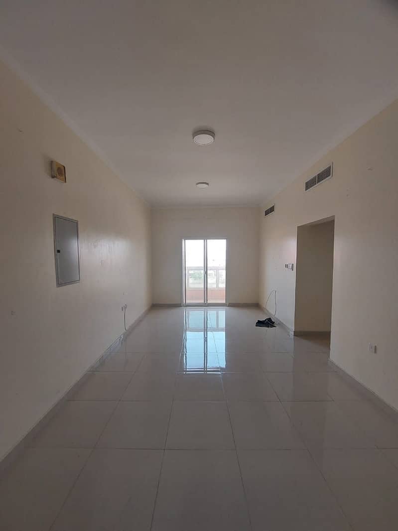 Appartment with two master room and a hall, at a very attractive price, and in a privileged location, close to all services and the exits of Dubai