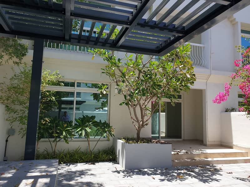 ULTRA MODERN FULLY REFURBISHED VILLA WITH BEAUTIFUL GARDEN