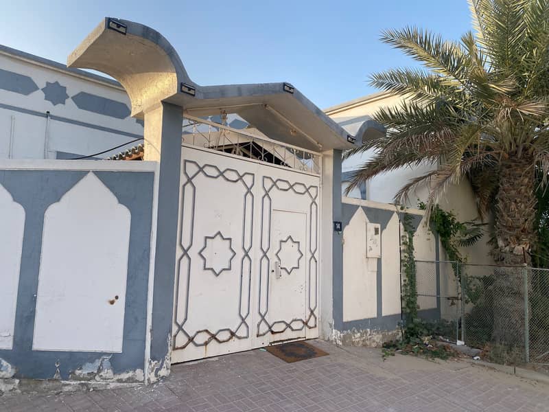 Four-bedroom corner house with air-conditioning in Al-Ghafia