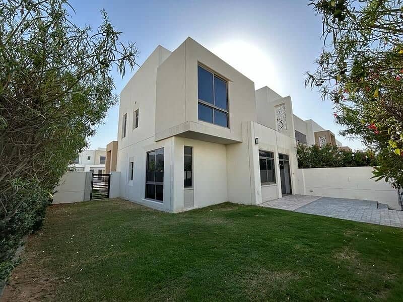 VACANT | WELL MAINTAINED CORNER UNIT VACANT | WELL MAINTAINED CORNER UNIT