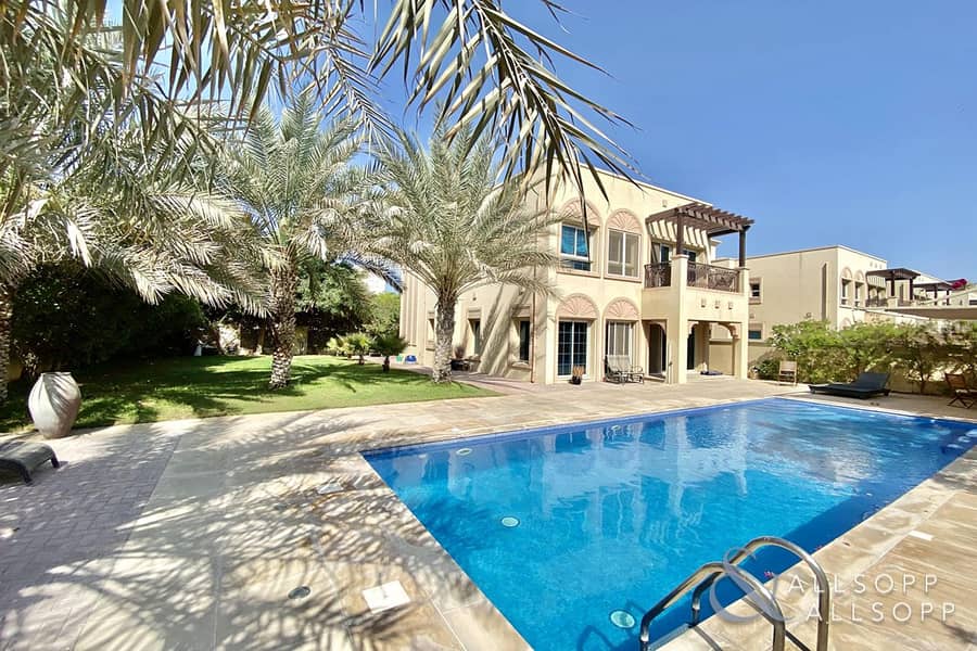 Stunning | Huge Private Pool | Upgraded