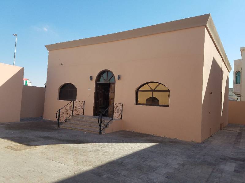 ملحق ثلاث غرف للايجار بمدينة خليفة (أ) قريبة من  الخدمات  بمساحة واسعة