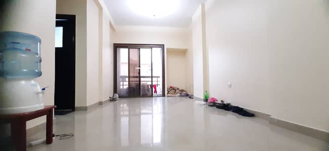 Hot offer 1bhk apt 35k 4 payments split ac with balcony at delma street