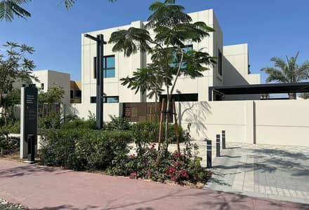 5 Bedroom Villa for Sale in Al Rahmaniya, Sharjah - Live in luxury and own a 5-room townhouse in the most prestigious residential complexes in Sharjah, with a down payment of 10%, an equipped kitchen, a