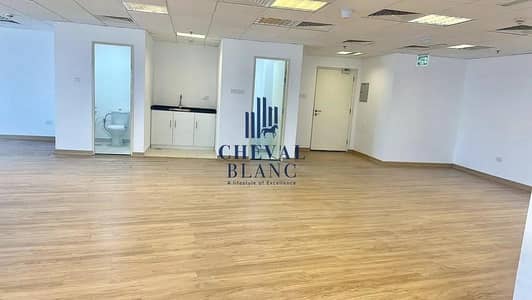 Office for Rent in Jumeirah Lake Towers (JLT), Dubai - Spacious Fitted Office || Near to Metro || Lake View