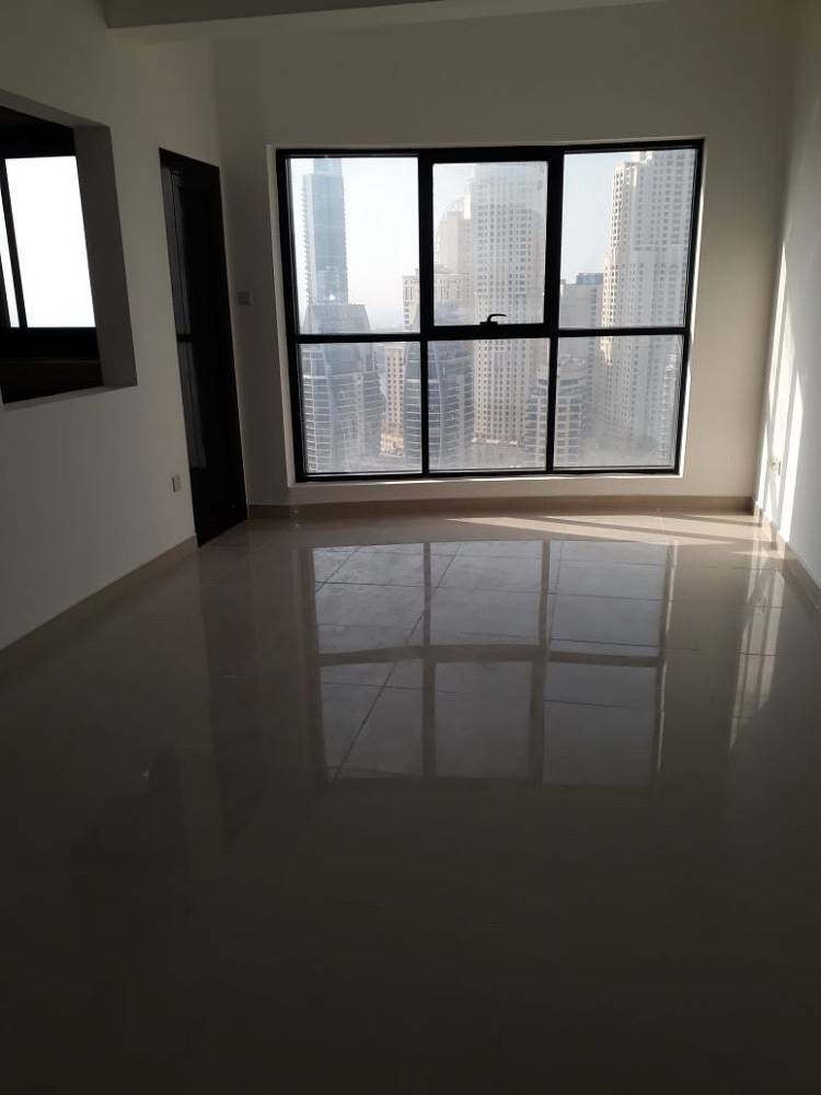 للبيع شقة لقطة لقطة جاهزة للسكن  في دبي وإطلالة بحر المارينا