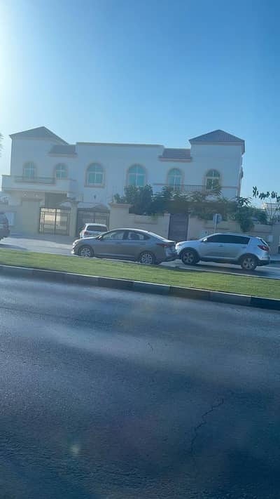 For rent villa in al Fisht  Sharjah, a special location, a public street, suitable for any commercial or residential activity