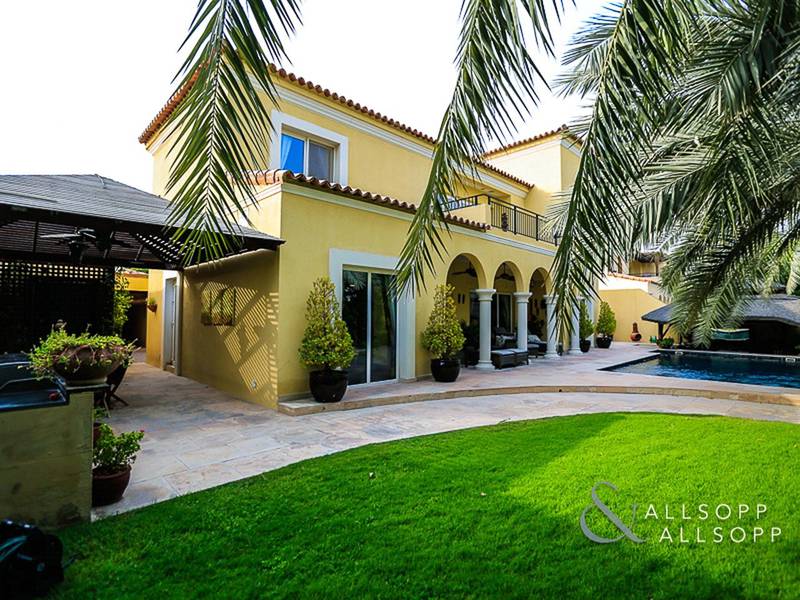 Upgraded | East Family Villa | Private Pool