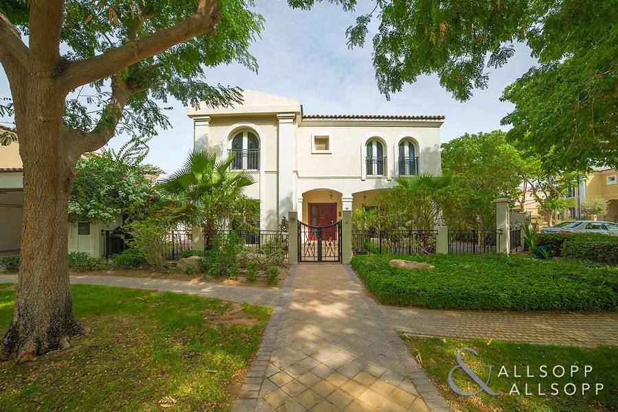 Vacant Family Villa | 5 Bed | Corner Plot