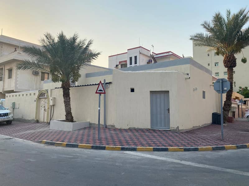 House for sale in Ajman - Al Nuaimiya Two street corner Divided into four houses with electricity meters Completely new maintenance
