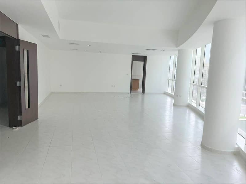 شقة في شارع المطار 3 غرف 145000 درهم - 7614468