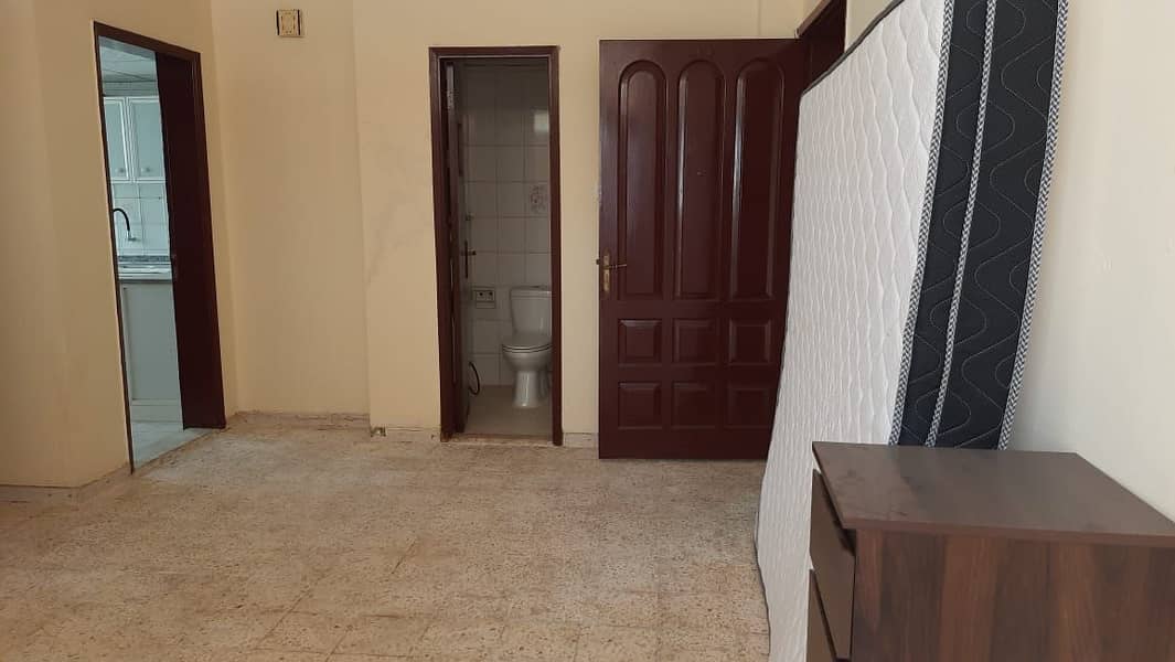 شقة في شارع حمدان 1 غرفة 35000 درهم - 7346047
