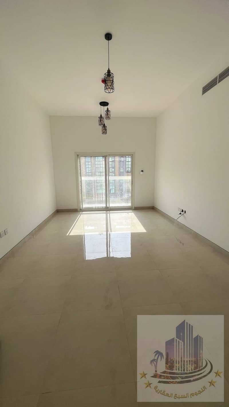 Apartment with one room, two halls, a large bathroom and a large kitchen