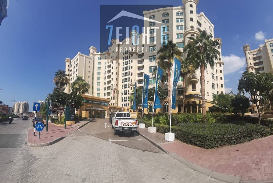 Road view: 3 b/r good quality furnished apartment for rent in Palm Jumeirah