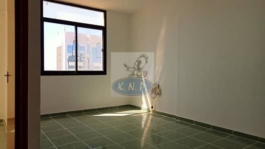 شقة 1 غرفة نوم للايجار في شارع المطار، أبوظبي - شقة في شارع المطار 1 غرفة 32000 درهم - 5028070
