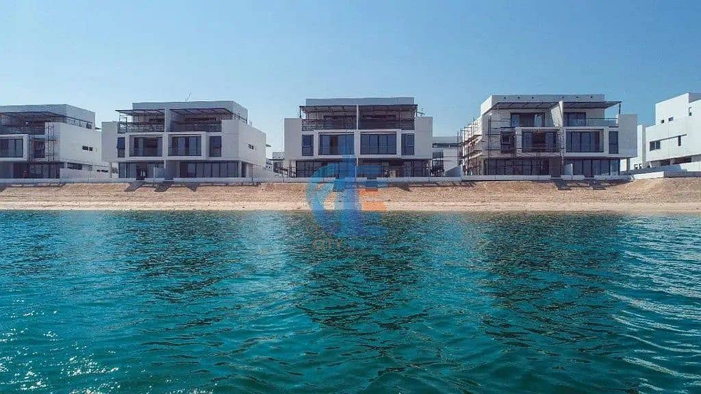فيلا فخمة 4 غرف على شاطئ البحر /  بمقدم 10 % فقط والباقي أقساط على 6 سنوات من المطور مباشرة / مشروع على بحر
