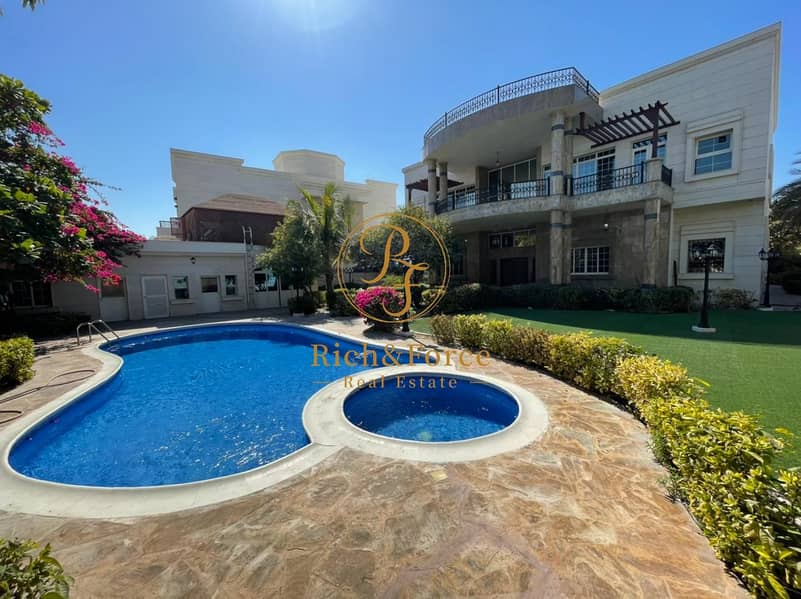 Luxury 8  bed villa| basement| Pool