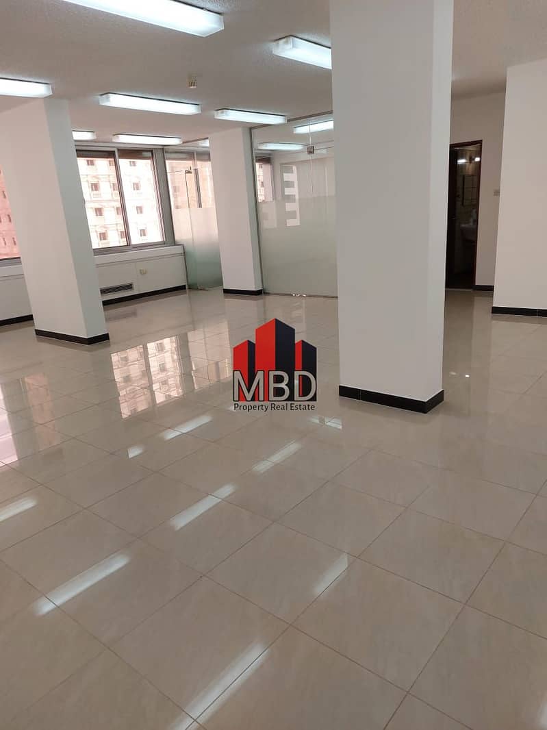 مكتب في قلب العاصمة ابوظبي مساحة 100 متر مربع