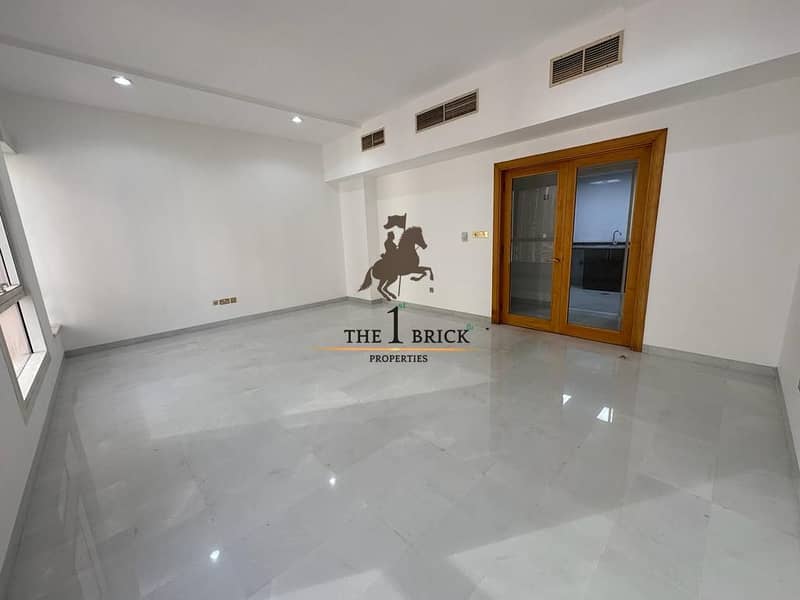 شقة في شارع الشيخ خليفة بن زايد 3 غرف 70000 درهم - 7641802