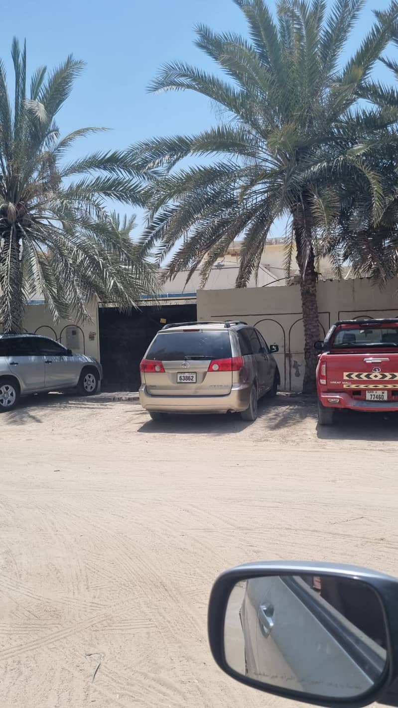 For sale in Ajman, Al Nuaimiya area, behind Al Safeer Mall An Arab house, an area of ​​6400 feet It consists of 4 rooms, a hall and a large monster A