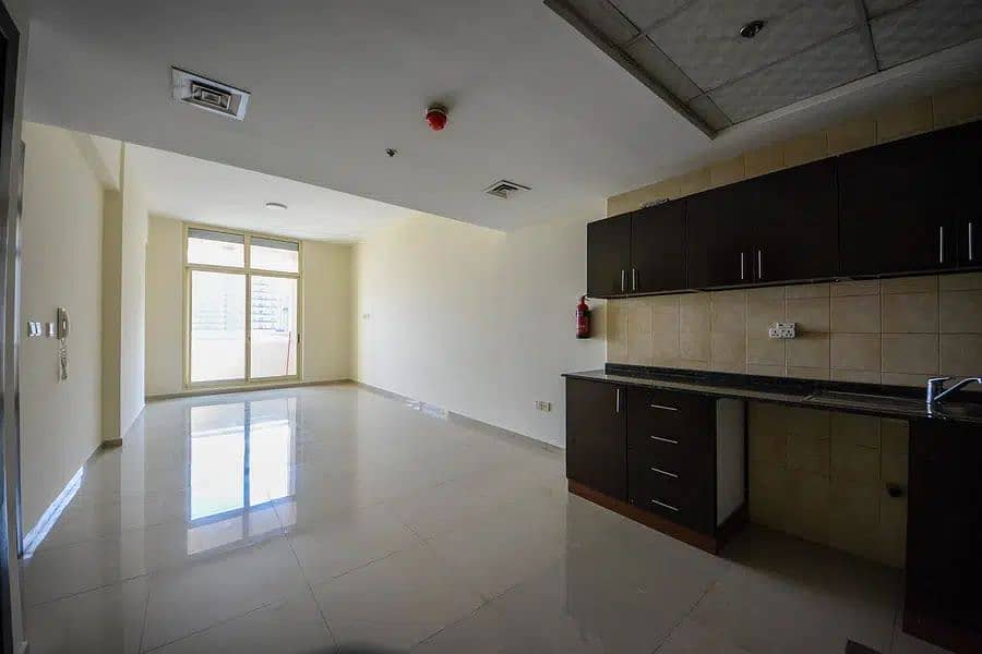 شقة في المساكن الحمراء،مدينة دبي الرياضية 1 غرفة 600000 درهم - 7299115