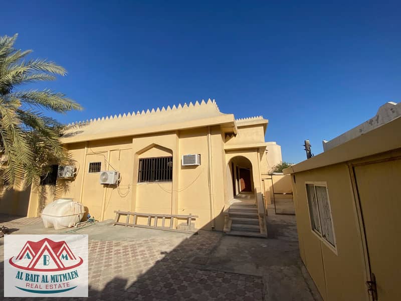 Three-room villa, large area, opposite the mosque in Al-Ramtha
