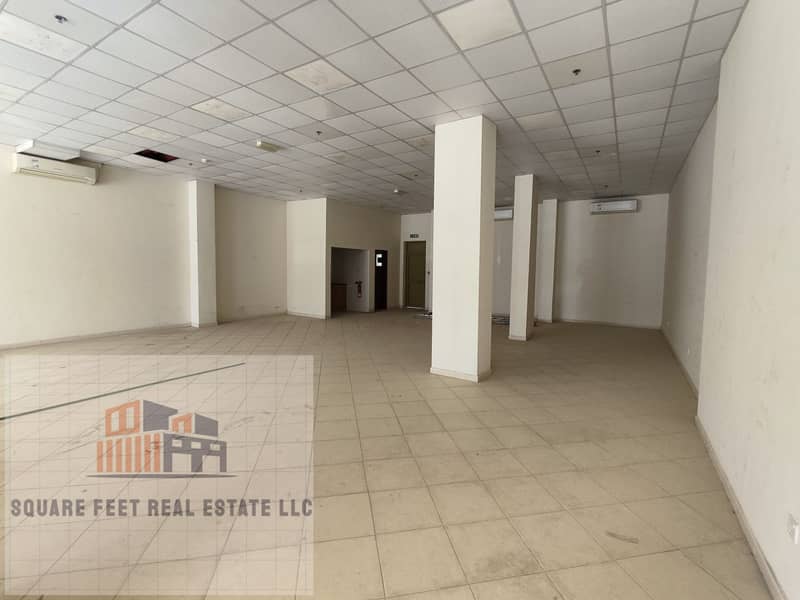 Main road facing showroom for URGENT lease !!
