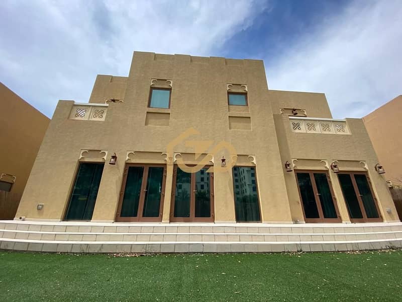 ضخم 5 غرف نوم + خادمة + تخزين + موقف سيارات مغطى ضخم 5 غرف نوم + خادمة + تخزين + موقف سيارات مغطى