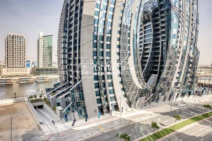 This is a beautiful apartment with spectacular views of the Dubai Canal, located in Business Ba