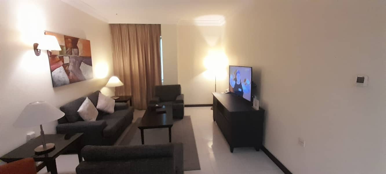 شقة فندقية في منطقة شارع المطار،القرهود 1 غرفة 239 درهم - 7546676