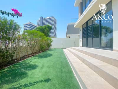 Vacant | Landscaped Garden | Rooftop Terrace