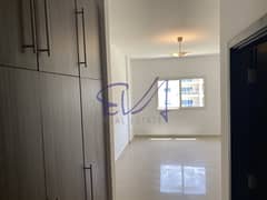 Extensive! 3BR apt Close Kitchen/ near swimming pool/ Bulit in wardrobe