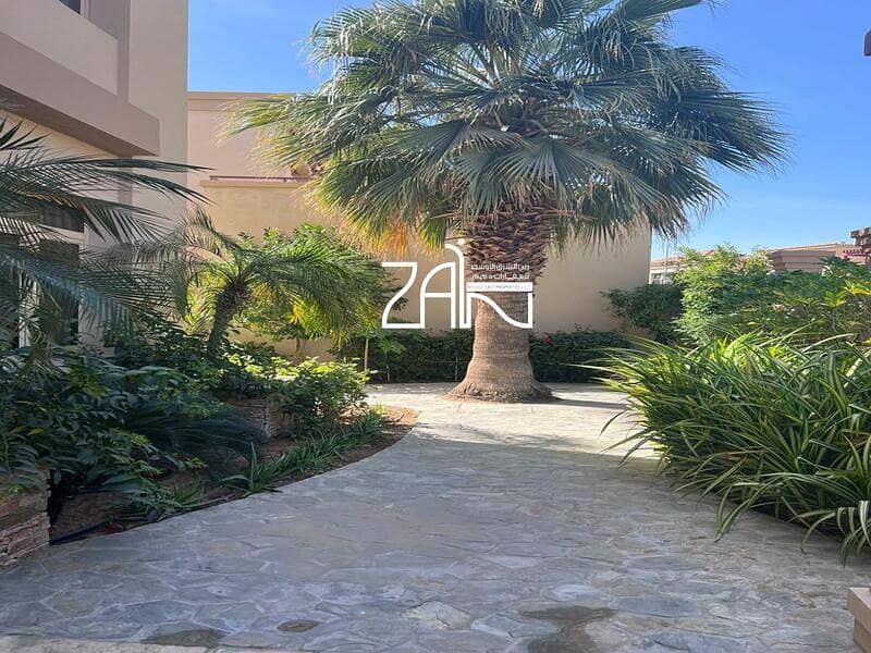 Single Row Unit Great Investment Prime Location Single Row Unit Great Investment Prime Location
