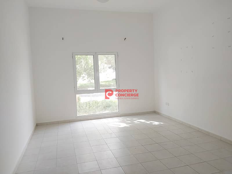 Vacant unit |8 wardrobes |In front of the Bus stop Vacant unit |8 wardrobes |In front of the Bus stop