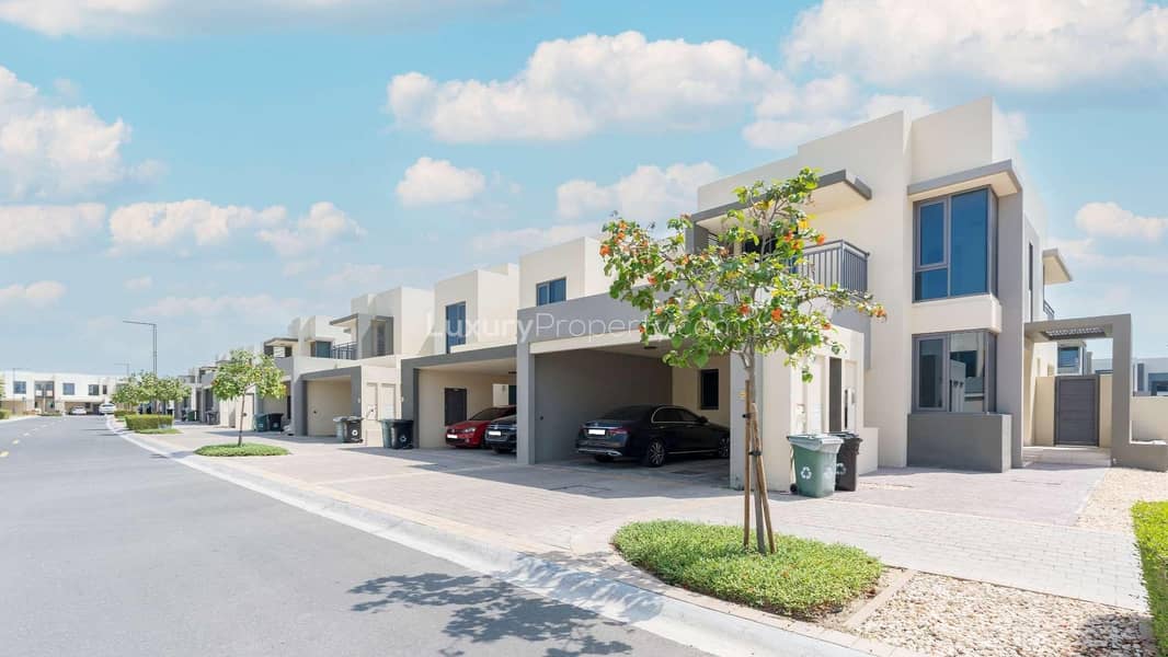 Huge Plot | End Unit | Close to Park and Pool Huge Plot | End Unit | Close to Park and Pool