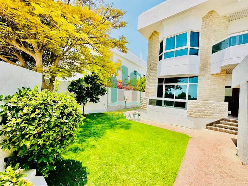 Renovated 4 bedroom villa with pool and garden Renovated 4 bedroom villa with pool and garden