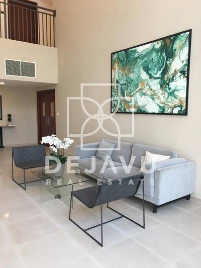 Contemporary Living Studio in Town Square Contemporary Living Studio in Town Square