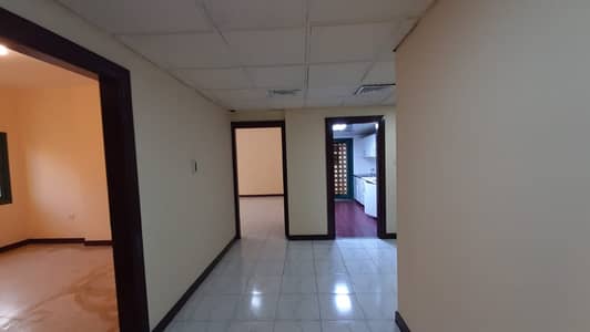 شقة 2 غرفة نوم للايجار في شارع حمدان، أبوظبي - شقة في شارع حمدان 2 غرف 5500 درهم - 7772434