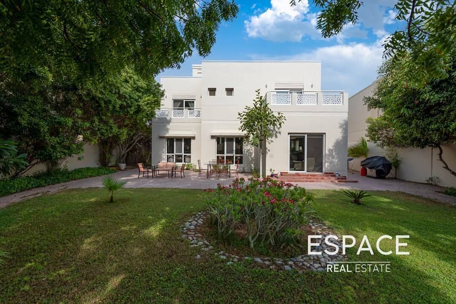 Rare Type 10 with Large Plot on Prime Location Rare Type 10 with Large Plot on Prime Location