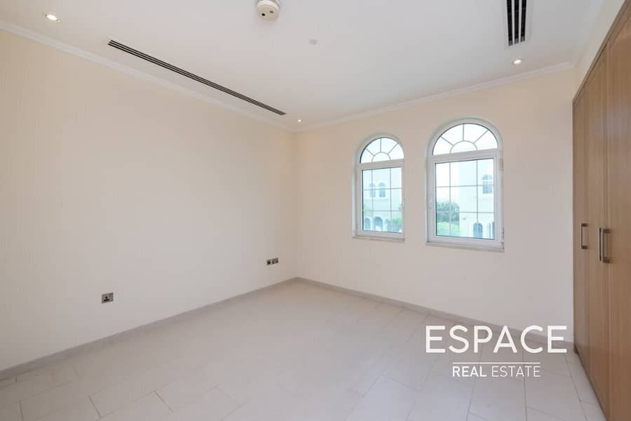 Well Kept | Spacious | Singe Row - Image 8