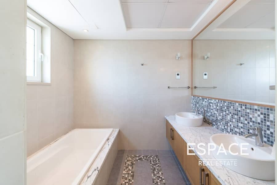 Well Kept | Spacious | Singe Row - Image 13